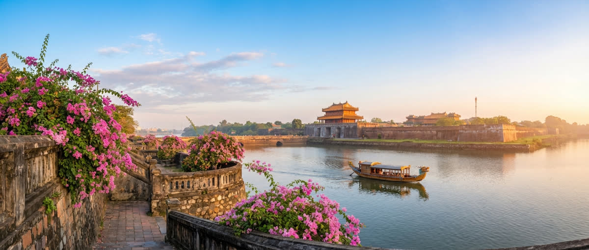 フエの美しい風景・香水川とドラゴンボート